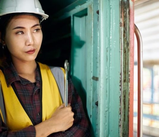 Монтаж зеркальных панелей на стены